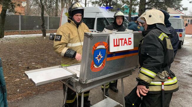 Сотрудники спасательной службы МЧС РФ на месте взрыва бытового газа в трехэтажном жилом доме в Азове в Ростовской области