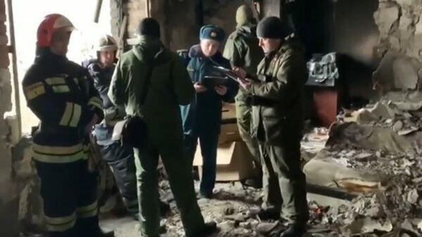 Следователи на месте гибели двух человек в результате хлопка газа в Азове