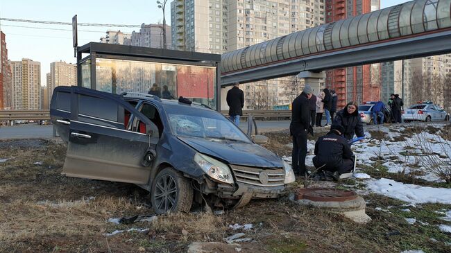 Последствия ДТП с участием автомобиля, протаранившего автобусную обстановку в Долгопрудном на Лихачевском шоссе  