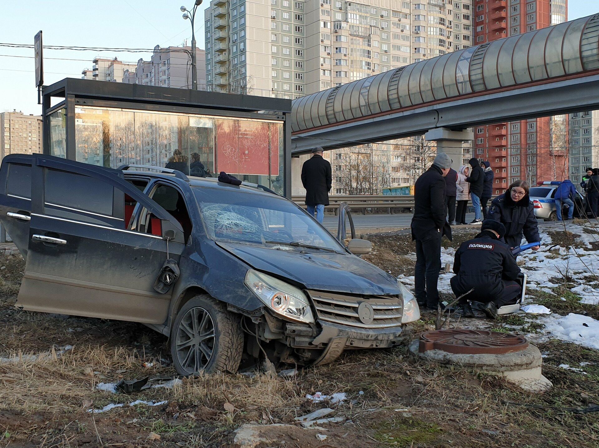 В Подмосковье автомобиль въехал в остановку - РИА Новости, 22.02.2020