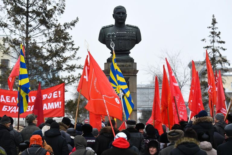 Митинг КПРФ в честь 102-й годовщины создания Рабоче-крестьянской Красной армии и Военно-Морского флота возле бюста Александра Покрышкина на Красном проспекте в Новосибирске