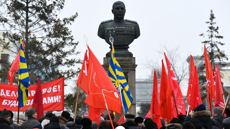 Митинг КПРФ в честь 102-й годовщины создания Рабоче-крестьянской Красной армии и Военно-Морского флота возле бюста Александра Покрышкина на Красном проспекте в Новосибирске