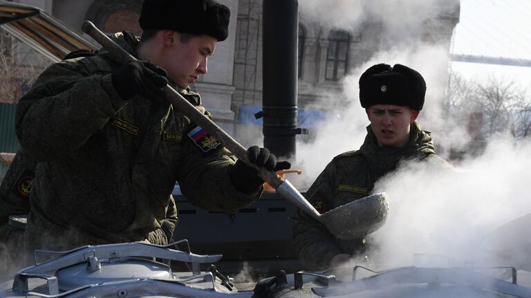 Военнослужащие у полевой кухни во время праздничных мероприятий в честь Дня защитника отечества во Владивостоке