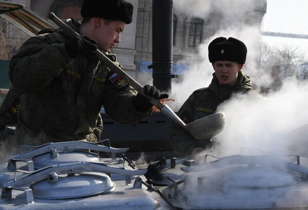 Военнослужащие у полевой кухни во время праздничных мероприятий в честь Дня защитника отечества во Владивостоке