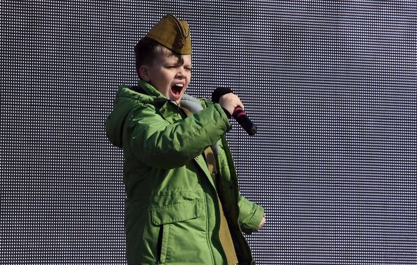 Мальчик выступает на праздничных мероприятиях в честь Дня защитника отечества во Владивостоке