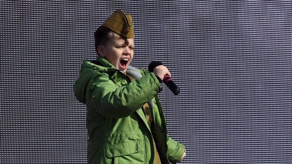 Мальчик выступает на праздничных мероприятиях в честь Дня защитника отечества во Владивостоке