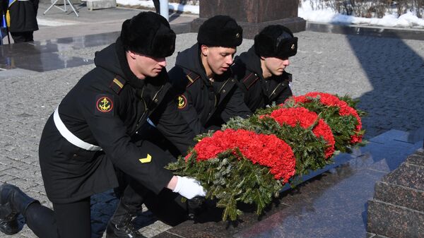 Возложение цветов к мемориалу на центральной площади Владивостока во время праздничных мероприятий в честь Дня защитника отечества
