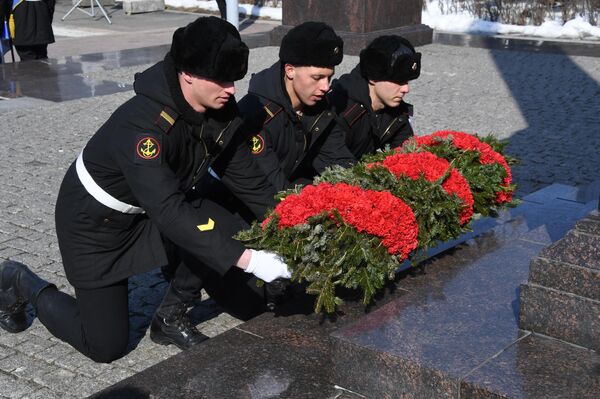 Возложение цветов к мемориалу на центральной площади Владивостока во время праздничных мероприятий в честь Дня защитника отечества