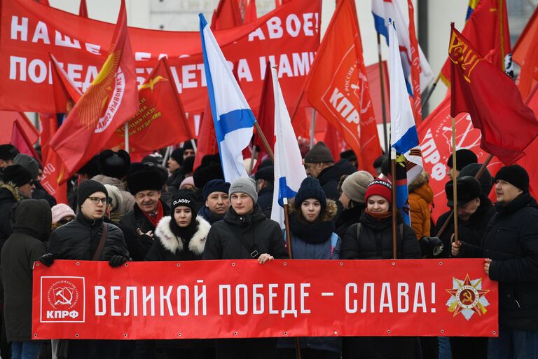 Митинг КПРФ в честь 102-й годовщины создания Рабоче-крестьянской Красной армии и Военно-Морского флота возле бюста Александра Покрышкина на Красном проспекте в Новосибирске