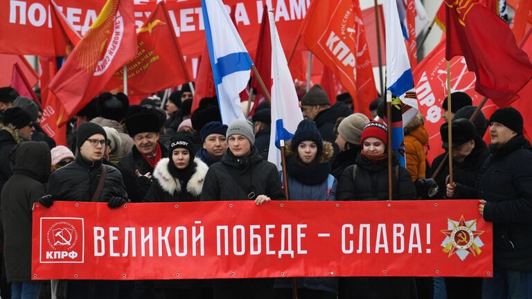 Митинг КПРФ в честь 102-й годовщины создания Рабоче-крестьянской Красной армии и Военно-Морского флота возле бюста Александра Покрышкина на Красном проспекте в Новосибирске