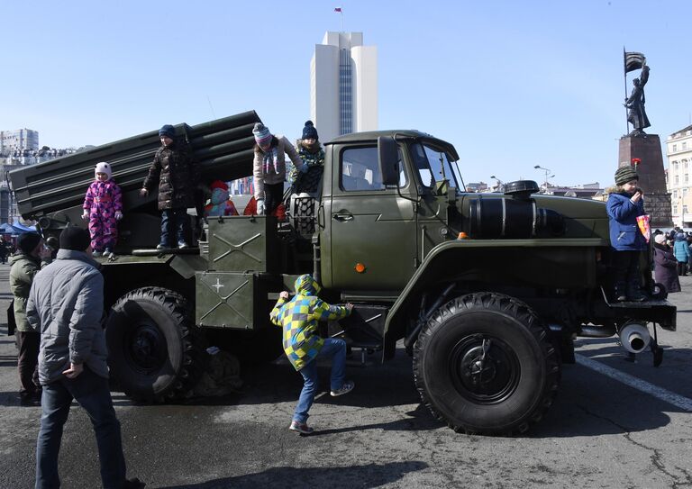 Реактивная система залпового огня РСЗО БМ-21 Град на выставке военной техники во время праздничных мероприятий в честь Дня защитника отечества во Владивостоке