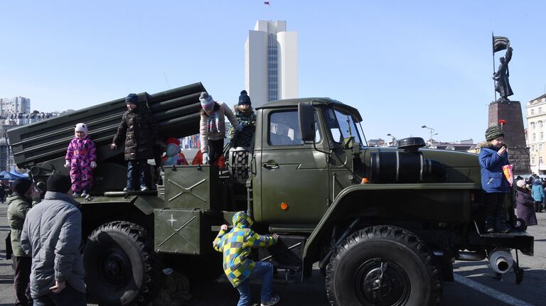 Реактивная система залпового огня РСЗО БМ-21 Град на выставке военной техники во время праздничных мероприятий в честь Дня защитника отечества во Владивостоке