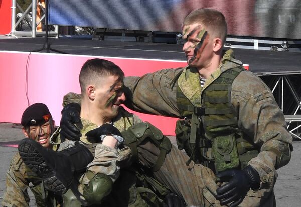 Выступление морских пехотинцев во время праздничных мероприятий в честь Дня защитника отечества во Владивостоке