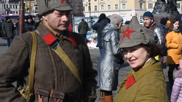 Участники исторической реконструкции времен Великой Отечественной войны во время праздничных мероприятий в честь Дня защитника отечества во Владивостоке