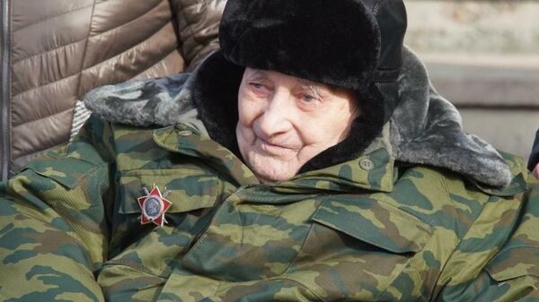Парад для 102-летнего участника Великой Отечественной войны Мугина Нагаева в Уфе в День защитника Отечества