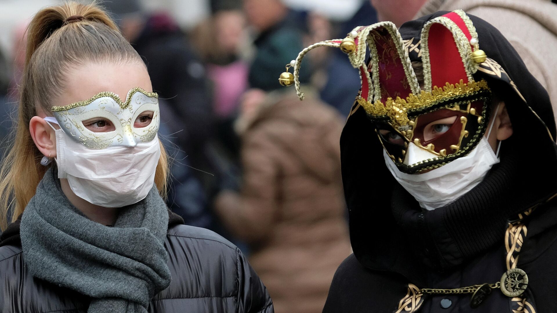 Участники карнавала в Венеции в защитных масках - РИА Новости, 1920, 08.03.2020