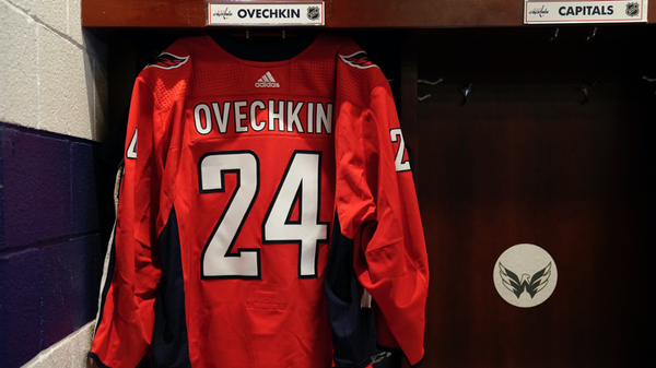 Свитер российского хоккеиста клуба НХЛ Вашингтон Кэпиталз Александра Овечкина, посвященный погибшему пятикратному чемпиону НБА Кобе Брайанту