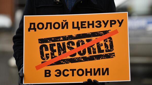 Плакат в руках исполнительного директора МИА Россия сегодня Кирилла Вышинского, участвующего в пикете у посольства Эстонии в Москве