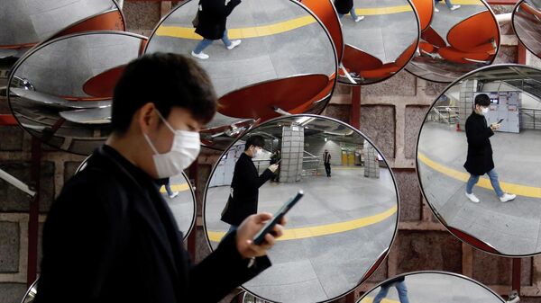 Люди в масках в центре Сеула, Южная Корея. 24 февраля 2020