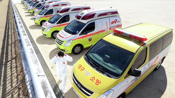 Машины скорой помощи, подготовленные для перевозки больных коронавирусом в Тэгу, Южная Корея. 23 февраля 2020 