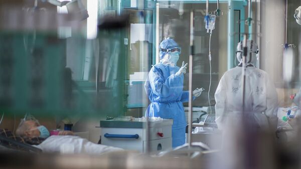 Медсестры работают в отделении интенсивной терапии, специализирующемся на пациентах, инфицированных коронавирусом в Ухане