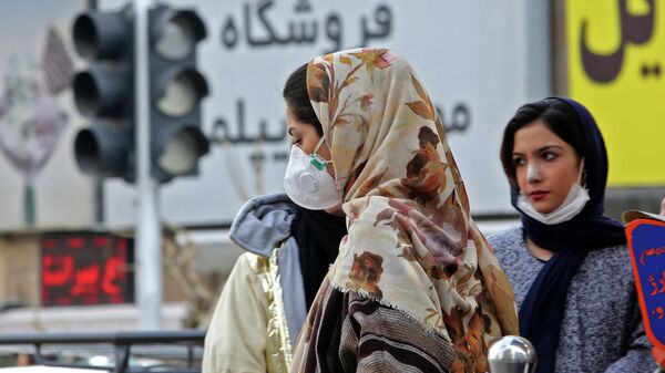 Женщины в защитных масках на улице в столице Ирана Тегеране. 24 февраля 2020