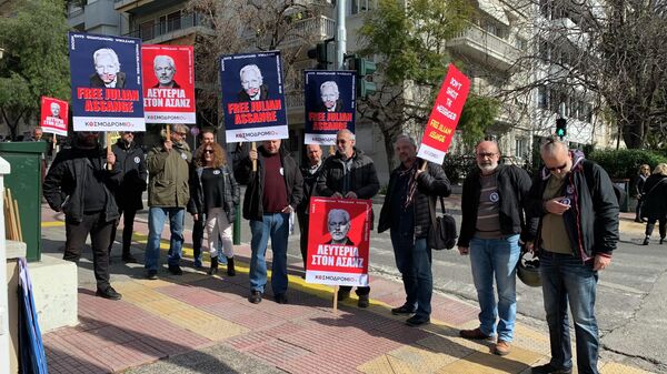Пикет в поддержку Джулиана Ассанжа возле посольства Великобритании в Греции. 24 февраля 2020