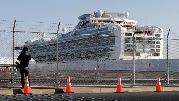 Круизный лайнер Diamond Princess в порту Йокогама, Япония