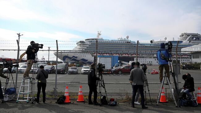 Журналисты у круизного лайнера Diamond Princess в порту Йокогама, Япония