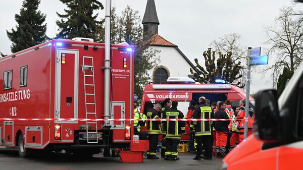 Полиция и спасатели на месте происшествия в Фолькмарзене, Германия, где автомобиль въехал в толпу людей во время карнавального праздника. 24 февраля 2020