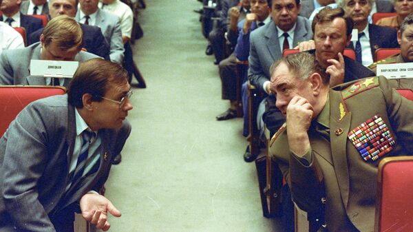 Маршал Советского Союза Дмитрий Тимофеевич Язов (справа) в зале заседаний