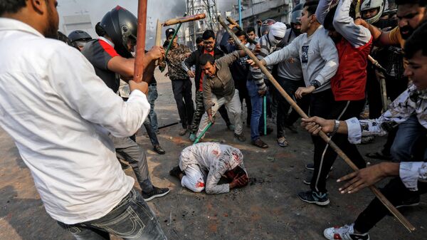 Нападение на мужчину в ходе беспорядков в Нью-Дели, связанных с принятием нового закона о гражданстве. 24 февраля 2020