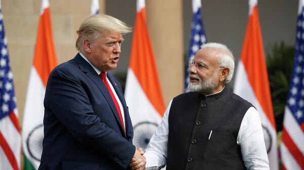 Президент США Дональд Трамп и премьер-министр Индии Нарендра Моди пожимают друг другу руки перед встречей в Хайдарабад-Хаусе в Нью-Дели, Индия. 25 февраля 2020 