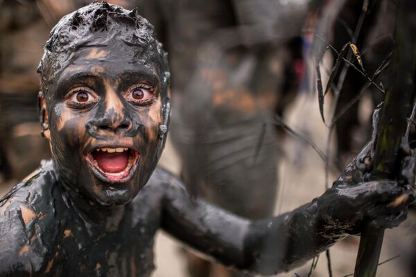 Участник грязевого фестиваля Bloco da Lama в Бразилии