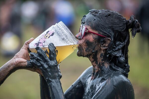 Участница грязевого фестиваля Bloco da Lama в Бразилии