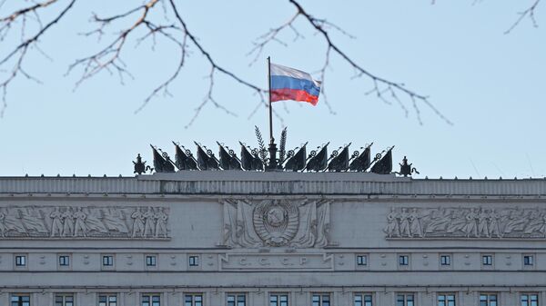 Флаг на здании министерства обороны РФ на Фрунзенской набережной в Москве
