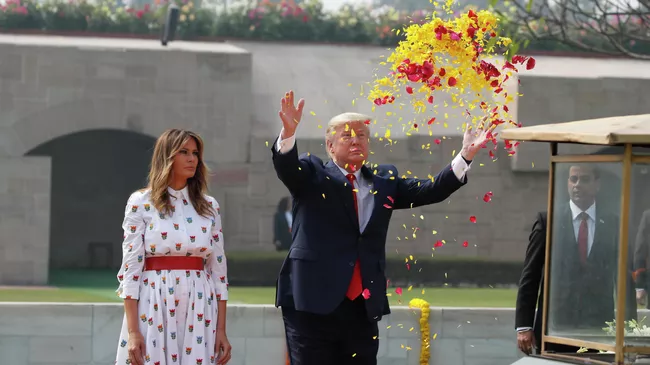 Президент США Дональд Трамп и первая леди Мелания Трамп в Радж Гхате, мемориале Махатмы Ганди, в Нью-Дели, Индия. 25 февраля 2020 