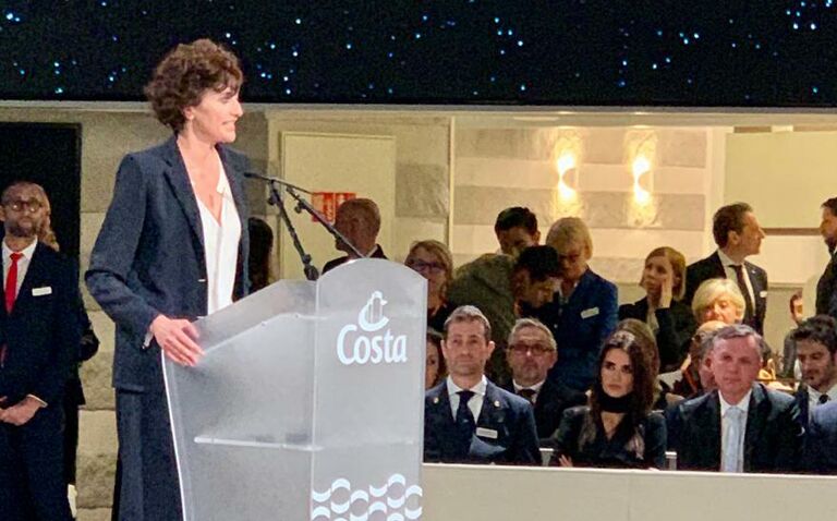 Мэр Савоны выступает на церемонии крещения лайнера Costa Smeralda