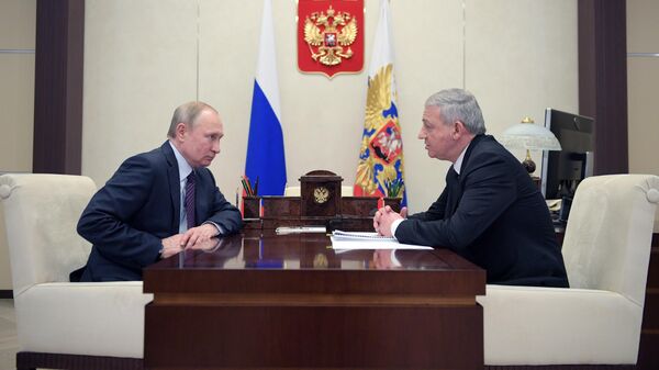 Президент РФ Владимир Путин и глава Республики Северная Осетия - Алания Вячеслав Битаров во время встречи