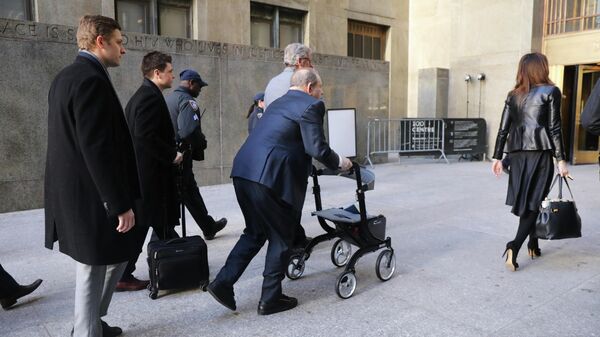 Харви Вайнштейн прибывает в Нью-йоркский уголовный суд для обсуждения присяжными по делу о сексуальных домогательствах. 24 февраля 2020