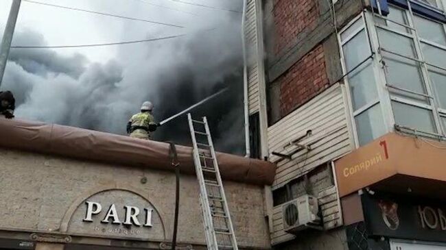 Тушение пожара в торговом центре в Махачкале