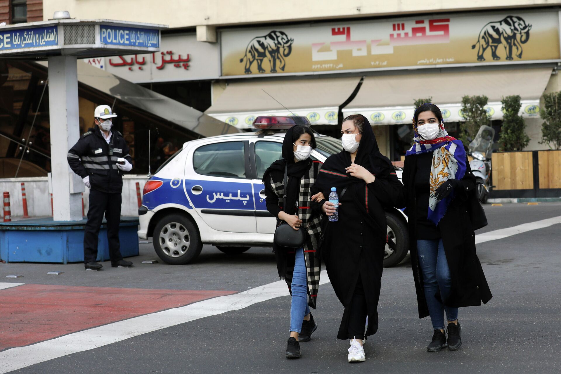 Люди в защитных масках на улице в Тегеране, Иран. 23 февраля 2020 - РИА Новости, 1920, 29.12.2020