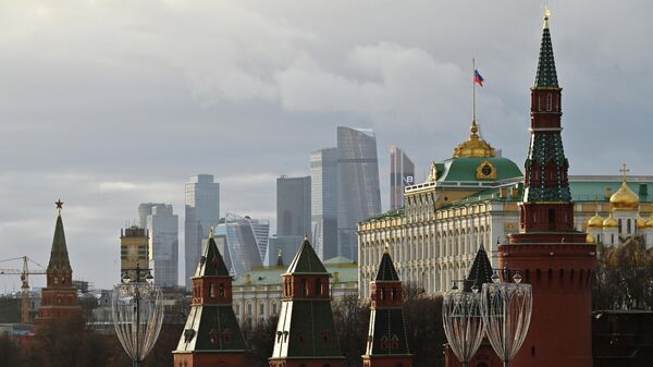 Московский Кремль и небоскребы делового центра Москва-сити
