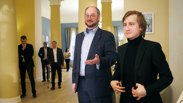 Протоиерей Александр Ткаченко и знаменитый пианист Дмитрий Маслеев приветствуют слушателей концерта