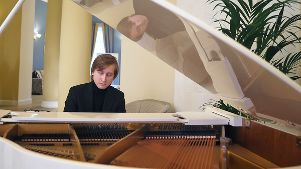 Пианист-виртуоз Дмитрий Маслеев за белым роялем в усадьбе Константиново