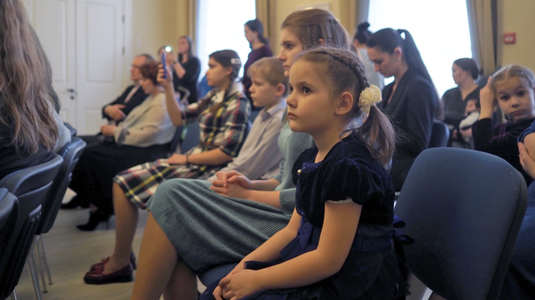 Родители и пациенты хосписа в Домодедове слушают игру Дмитрия Маслеева