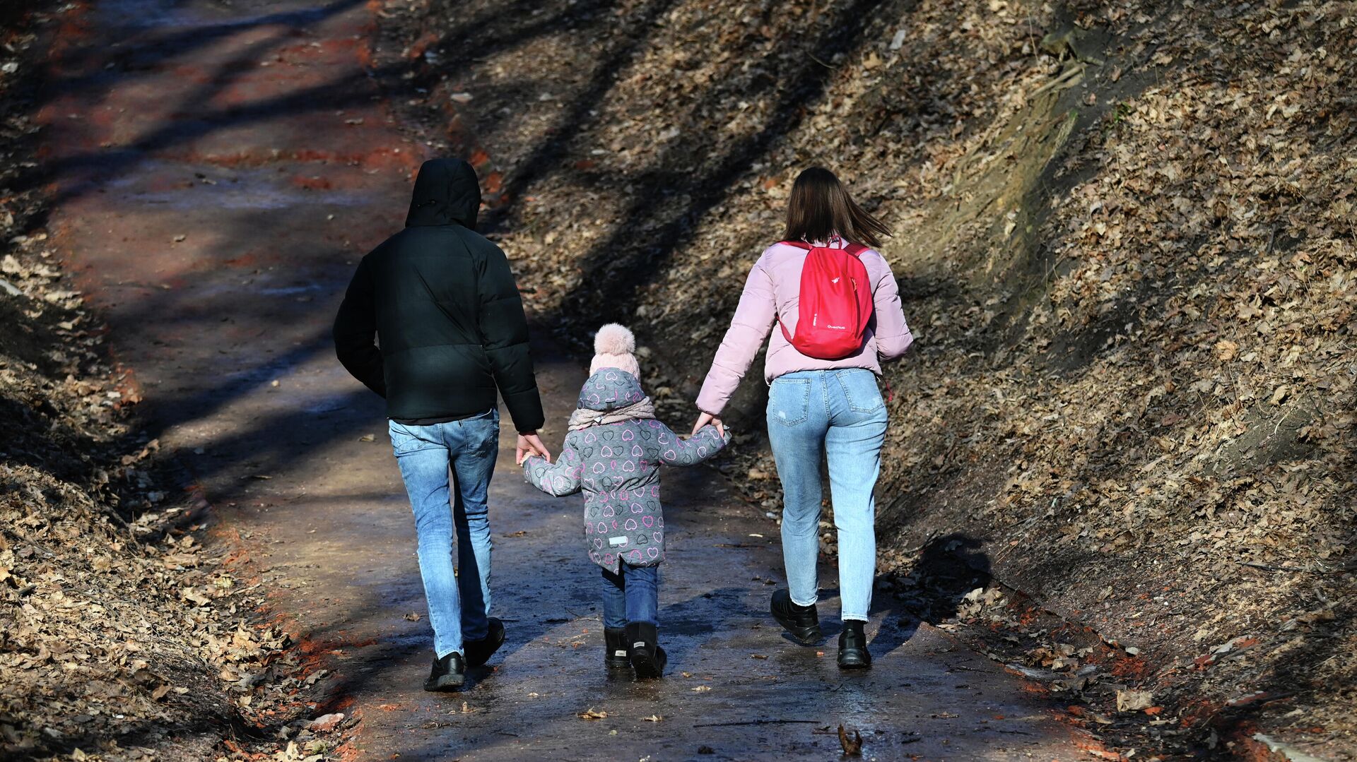 Семья гуляет в парке - РИА Новости, 1920, 04.04.2024