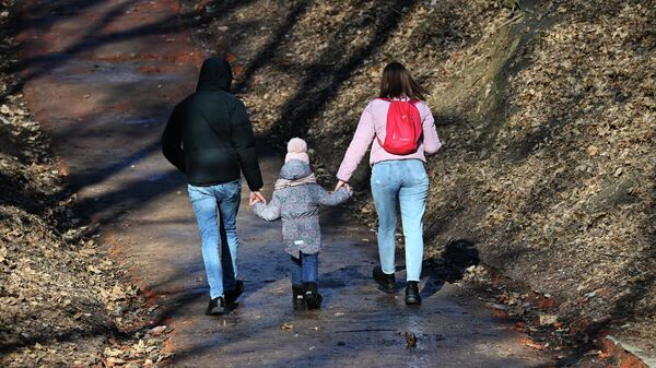 Семья гуляет в парке