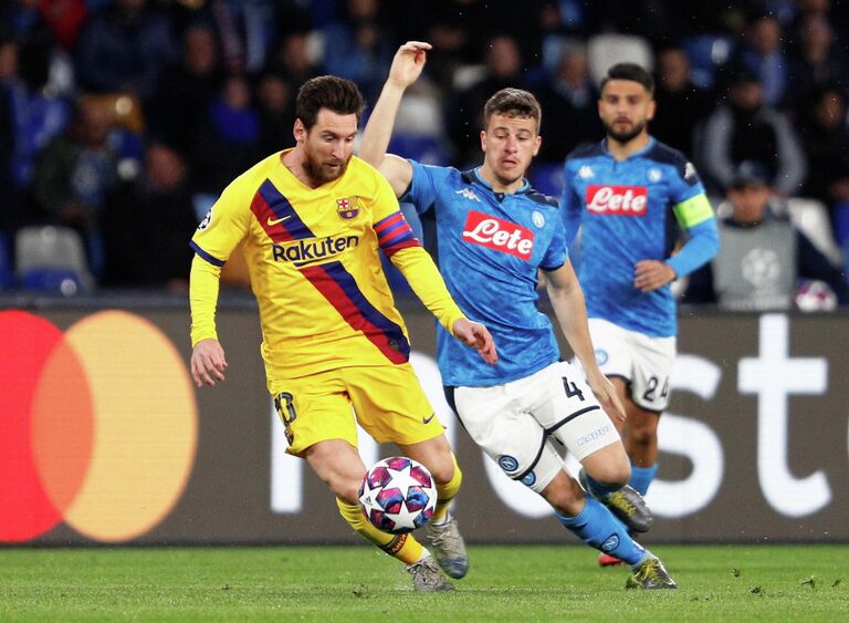 Игровой момент матча Наполи - Барселона