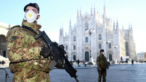 Итальянские военные в защитных масках на Соборной площади в Милане